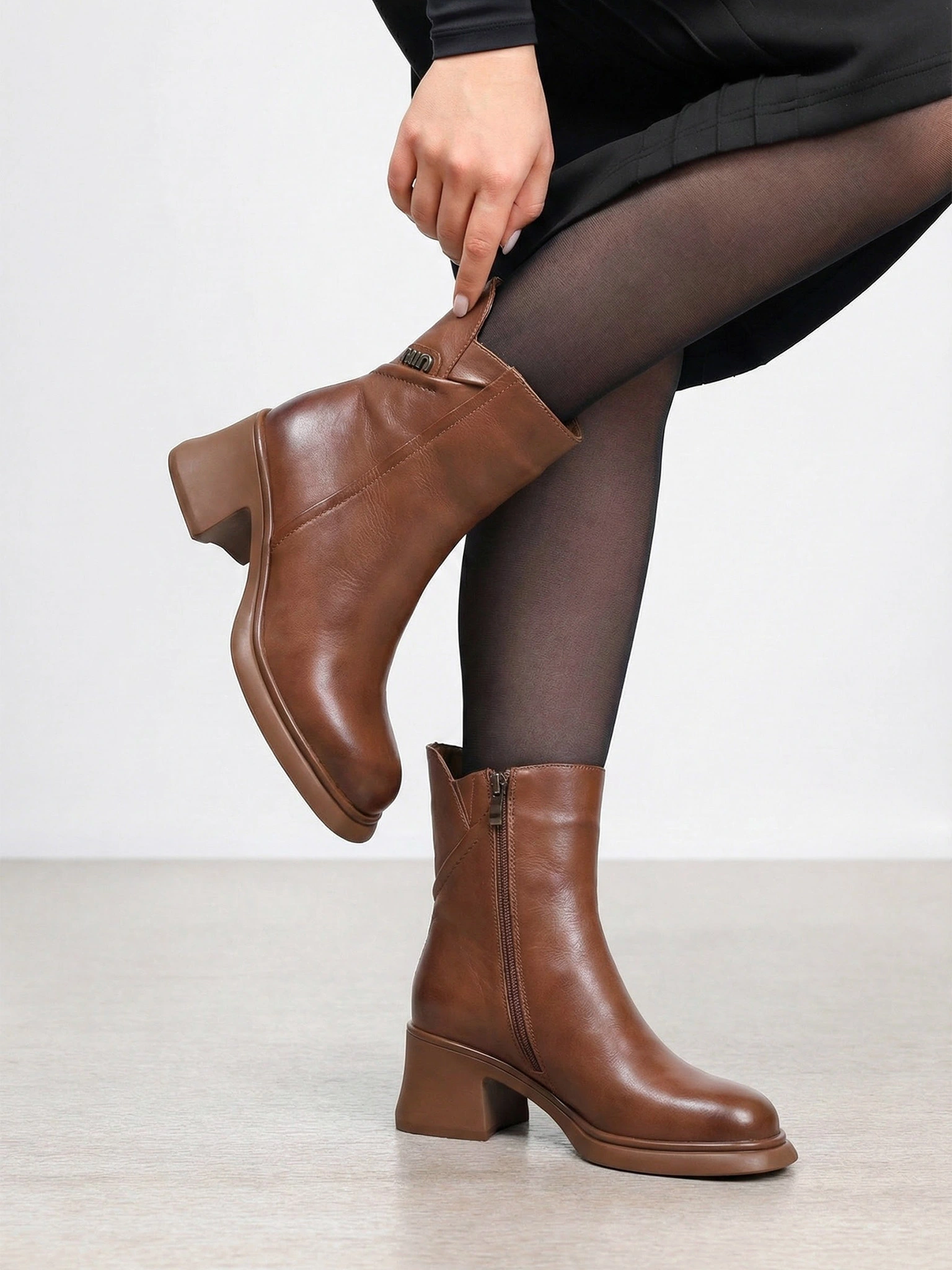 Ботинки рыжего цвета на высоком широком каблуке